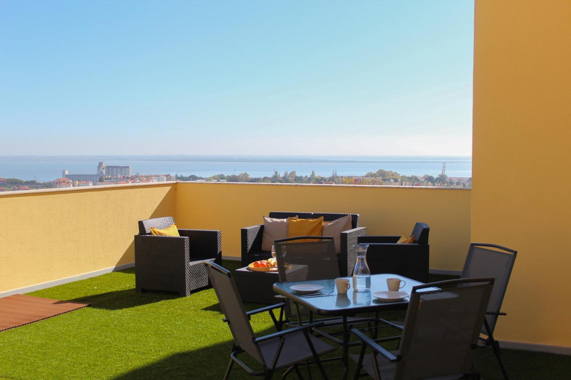 One Bedroom With Stunning River Views And Private Rooftop! Apartment Lisbon