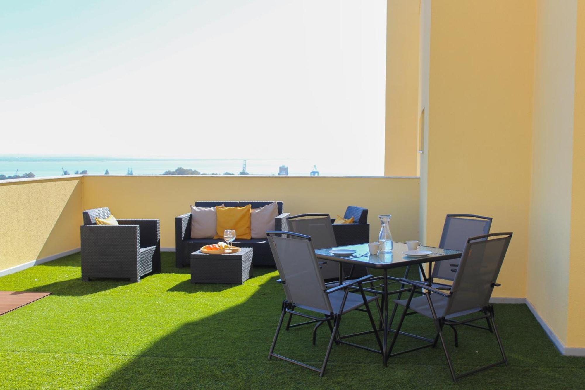 Appartement One Bedroom With Stunning River Views And Private Rooftop! Lisboa