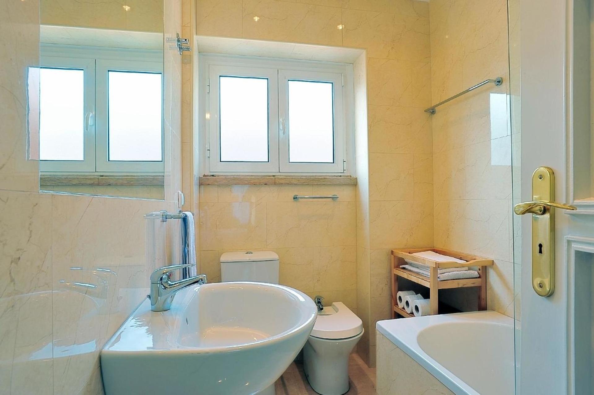 Studio Fuer 11 Personen Und 1 Kind In Lissabon, Regio De Costa De - B58323 Lisboa