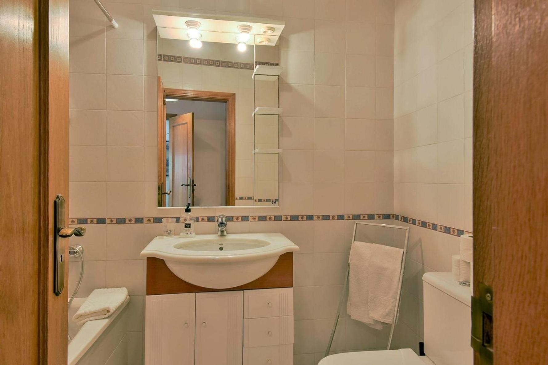 Studio Fuer 9 Personen Und 1 Kind In Lissabon, Regio De Costa De - B58348 Appartement