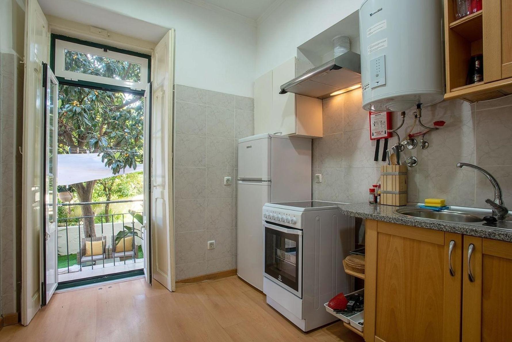 Appartement Fuer 9 Personen Und 1 Kind In Lissabon, Regio De Costa De - B58349 *