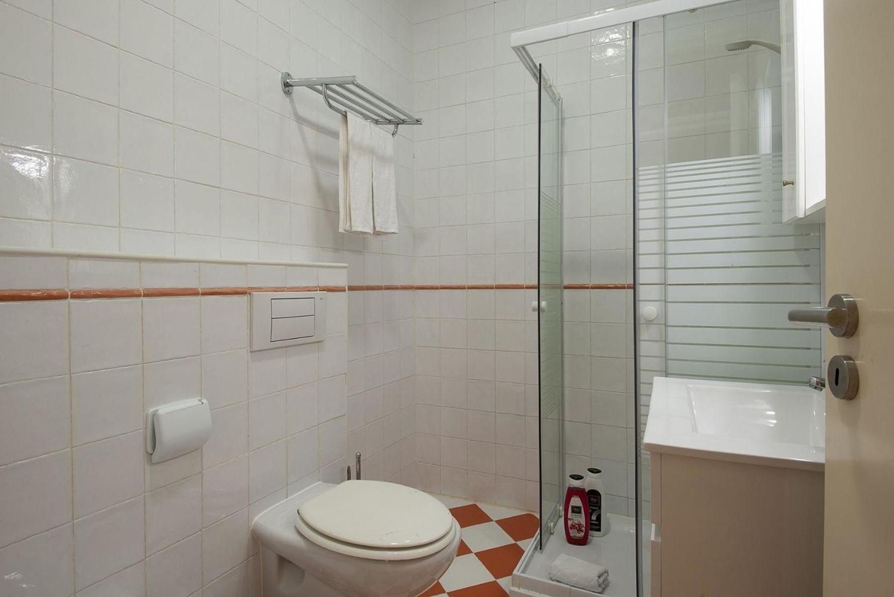 Appartement Fuer 9 Personen Und 1 Kind In Lissabon, Regio De Costa De - B58349 *