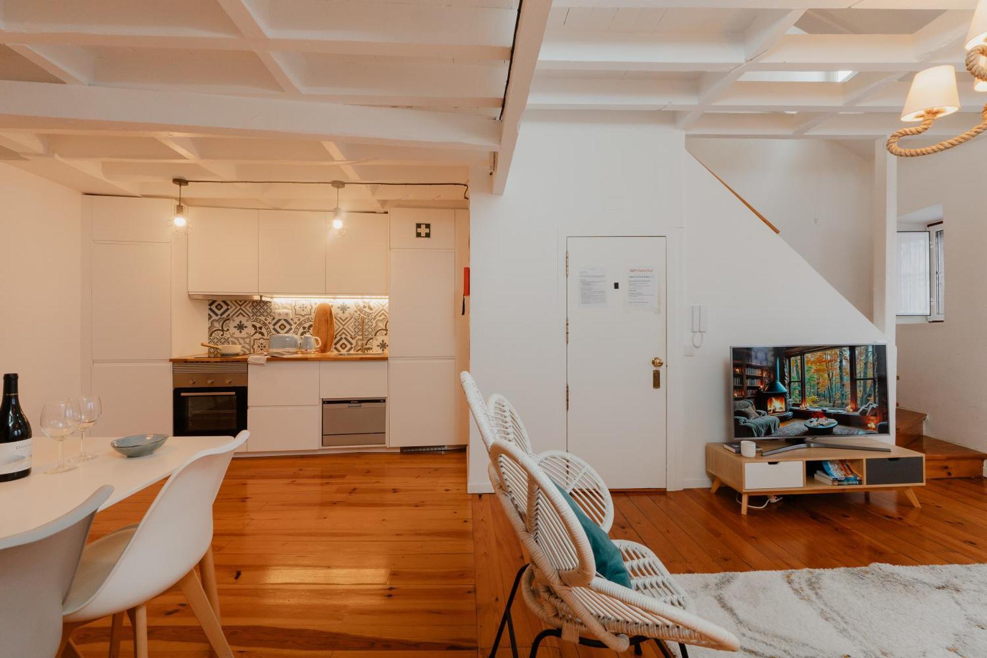 Apartment Stylish Getaway In A Mezzanine Flat By The Castle Lissabon