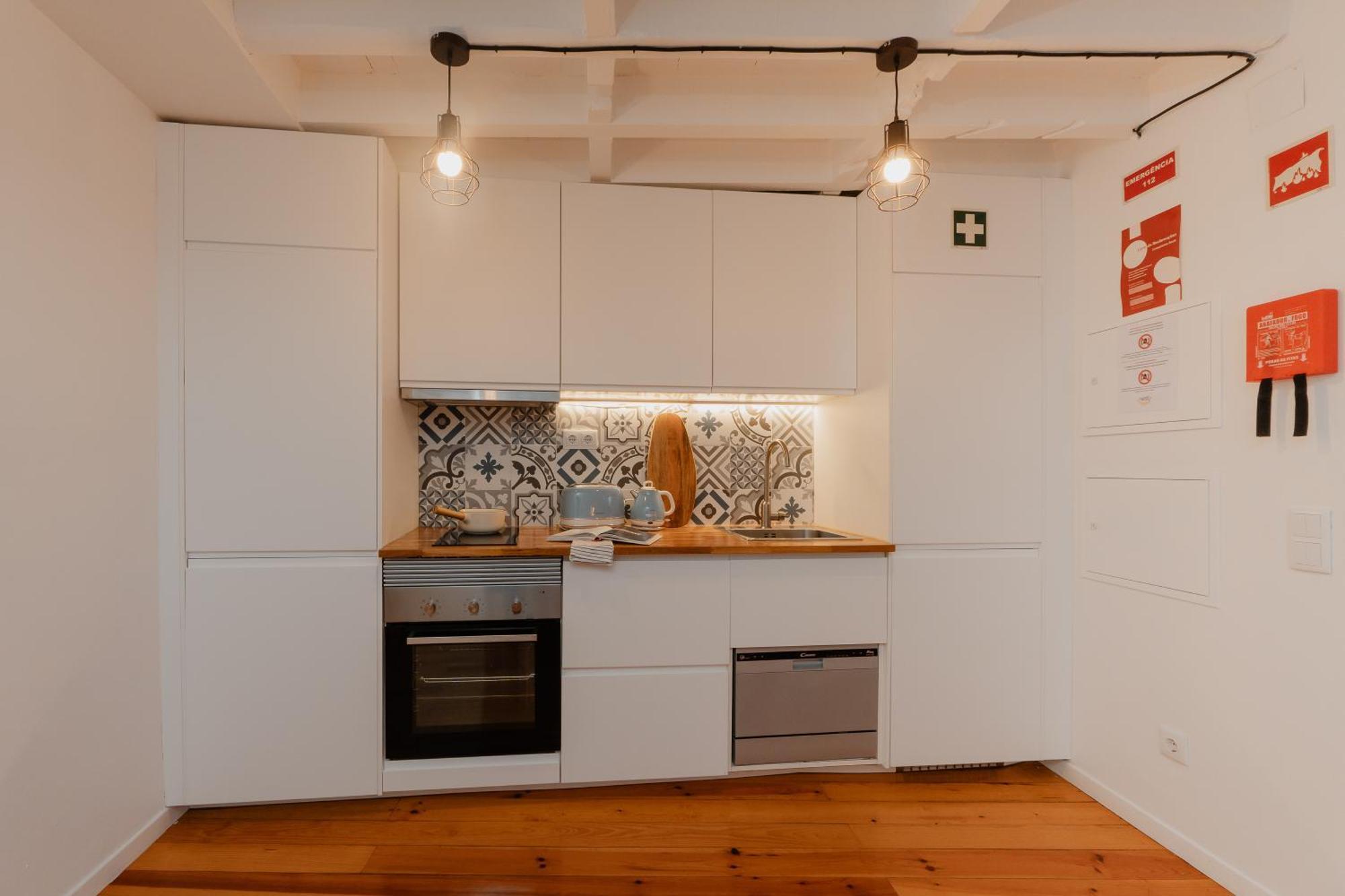 Stylish Getaway In A Mezzanine Flat By The Castle * Lissabon