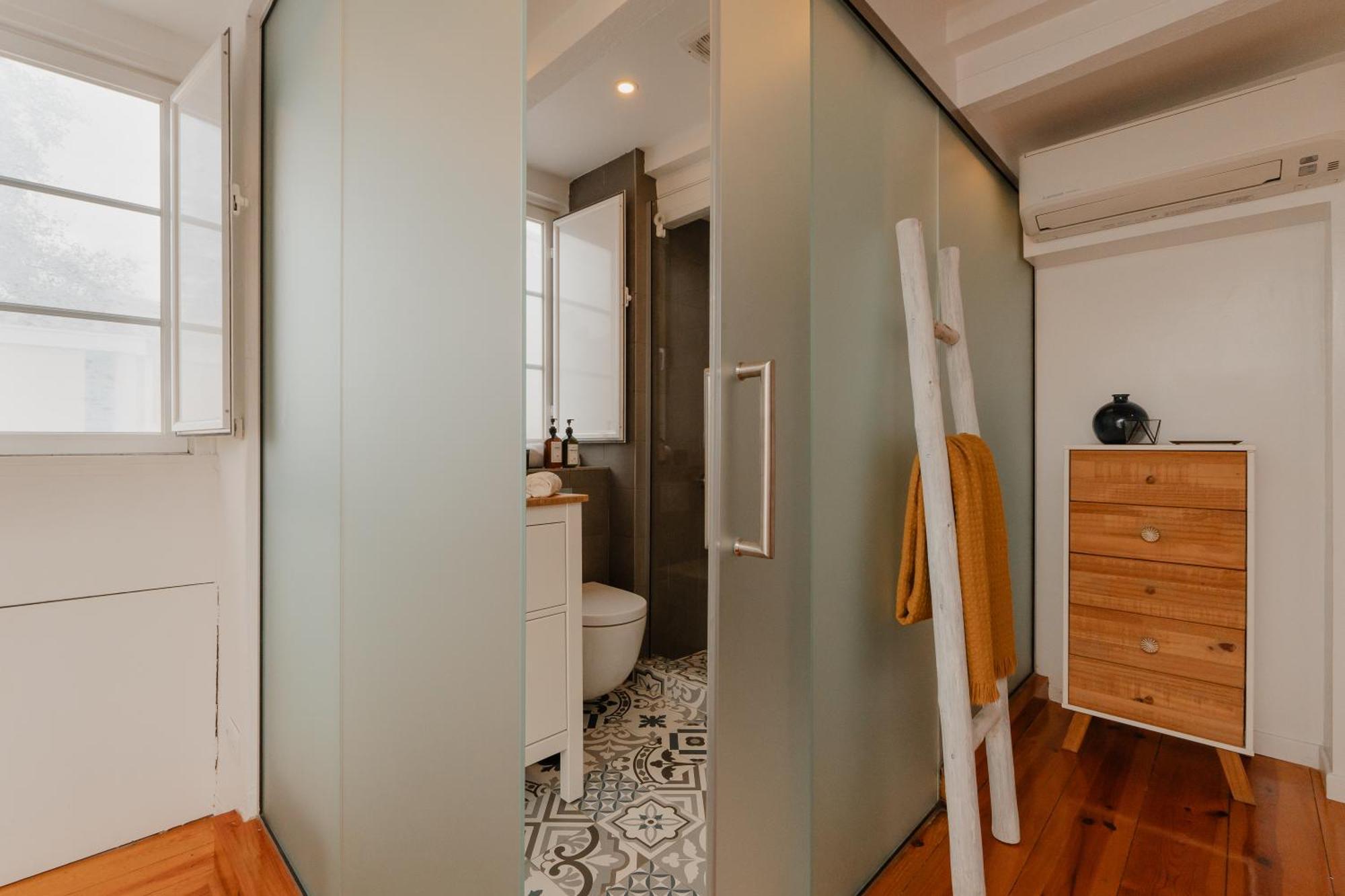 Stylish Getaway In A Mezzanine Flat By The Castle Apartment Lissabon