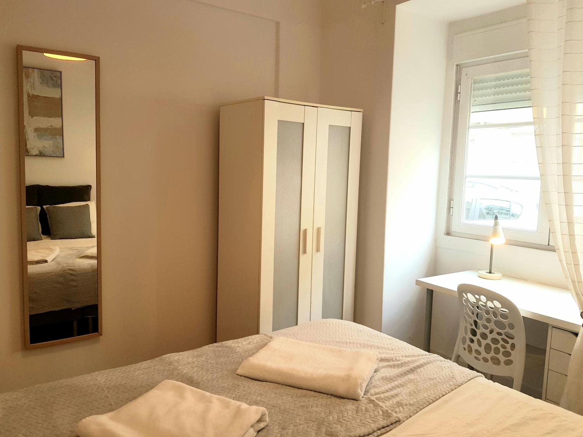 Alm- Spacious. Sunny. Patio. Quiet Area. Fast Wifi Appartement *