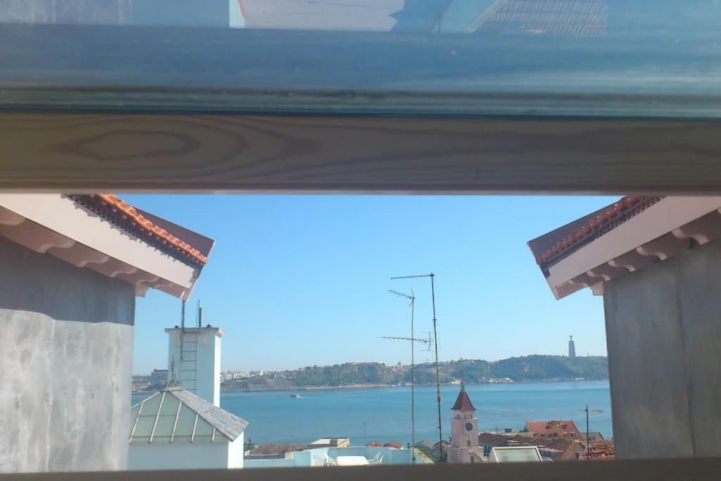 Windows Of Bica-great View Over River Appartement Lisboa