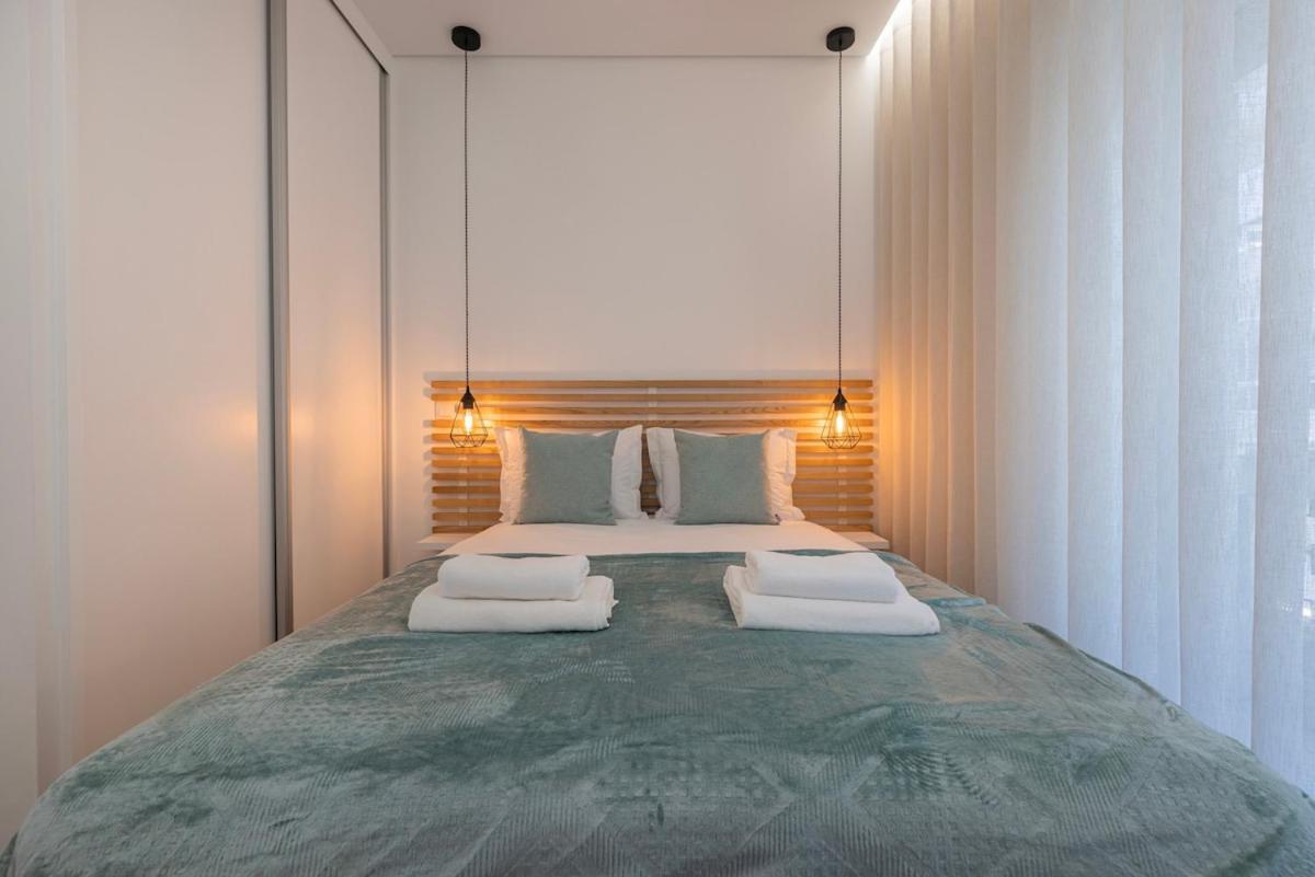 New By The Metro Apartment Lissabon