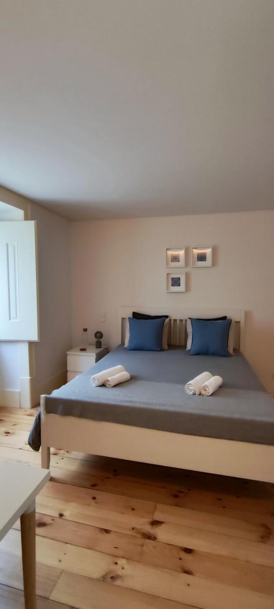 Bedroom In Shared House In Chiado - Historic Center Of * Lissabon