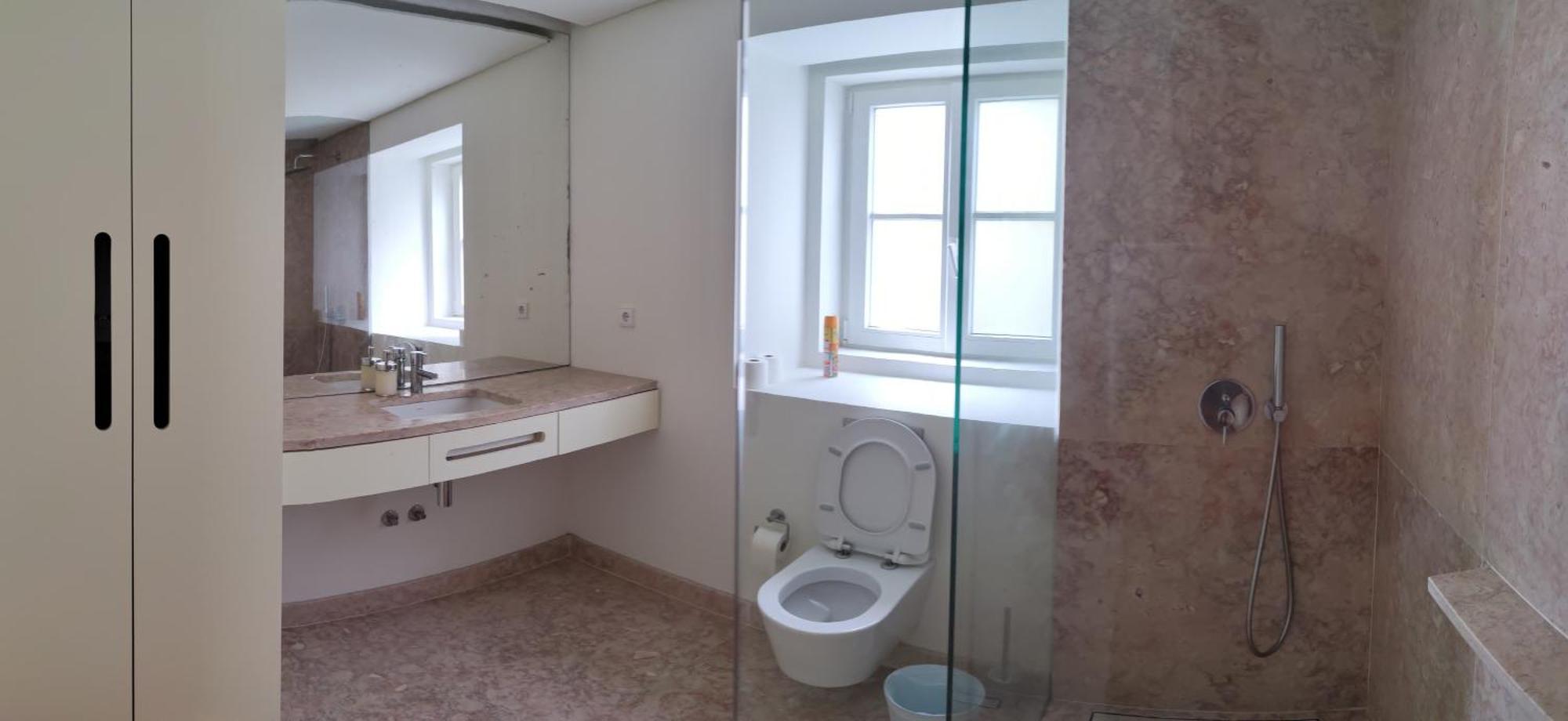 Bedroom In Shared House In Chiado - Historic Center Of Accommodatie bij particulieren Lissabon