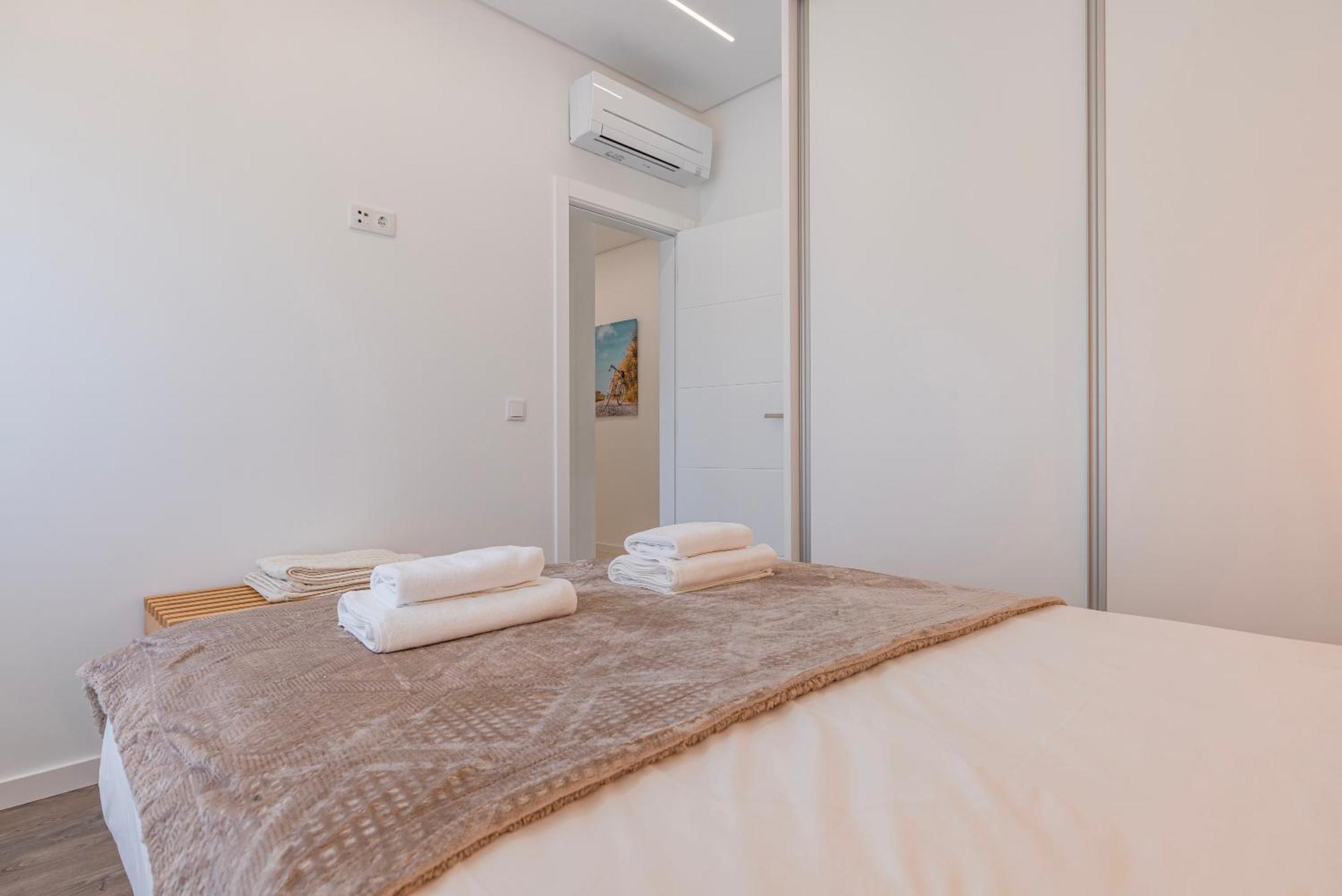 Appartement New By The Metro Iv