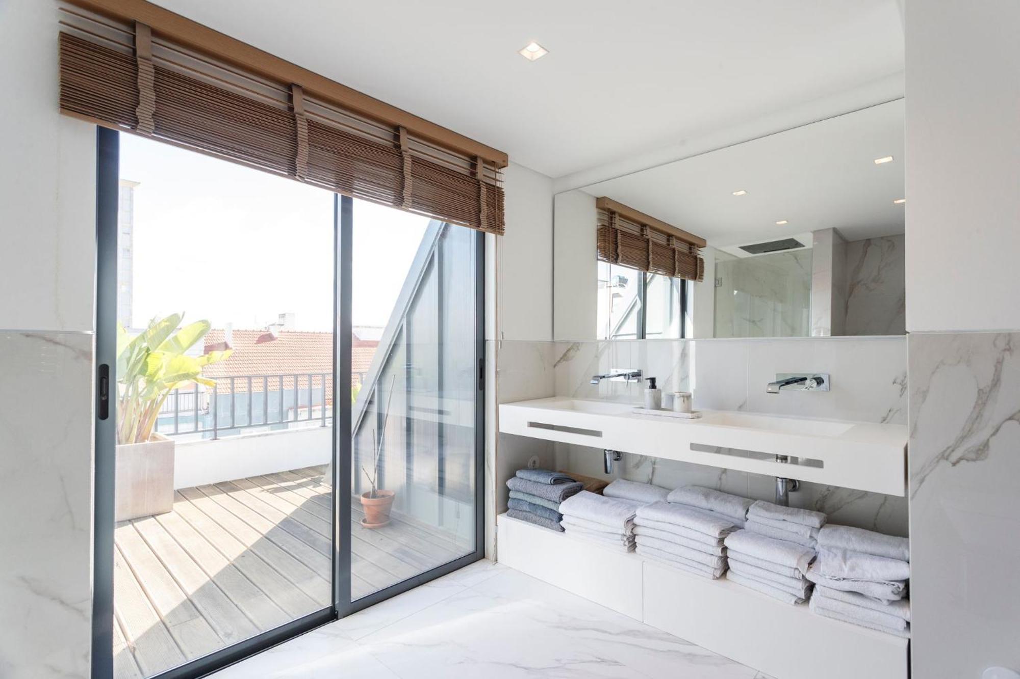 Luxury With Balcony And Shared In The Parque Eduardo Vii Area Lisbon