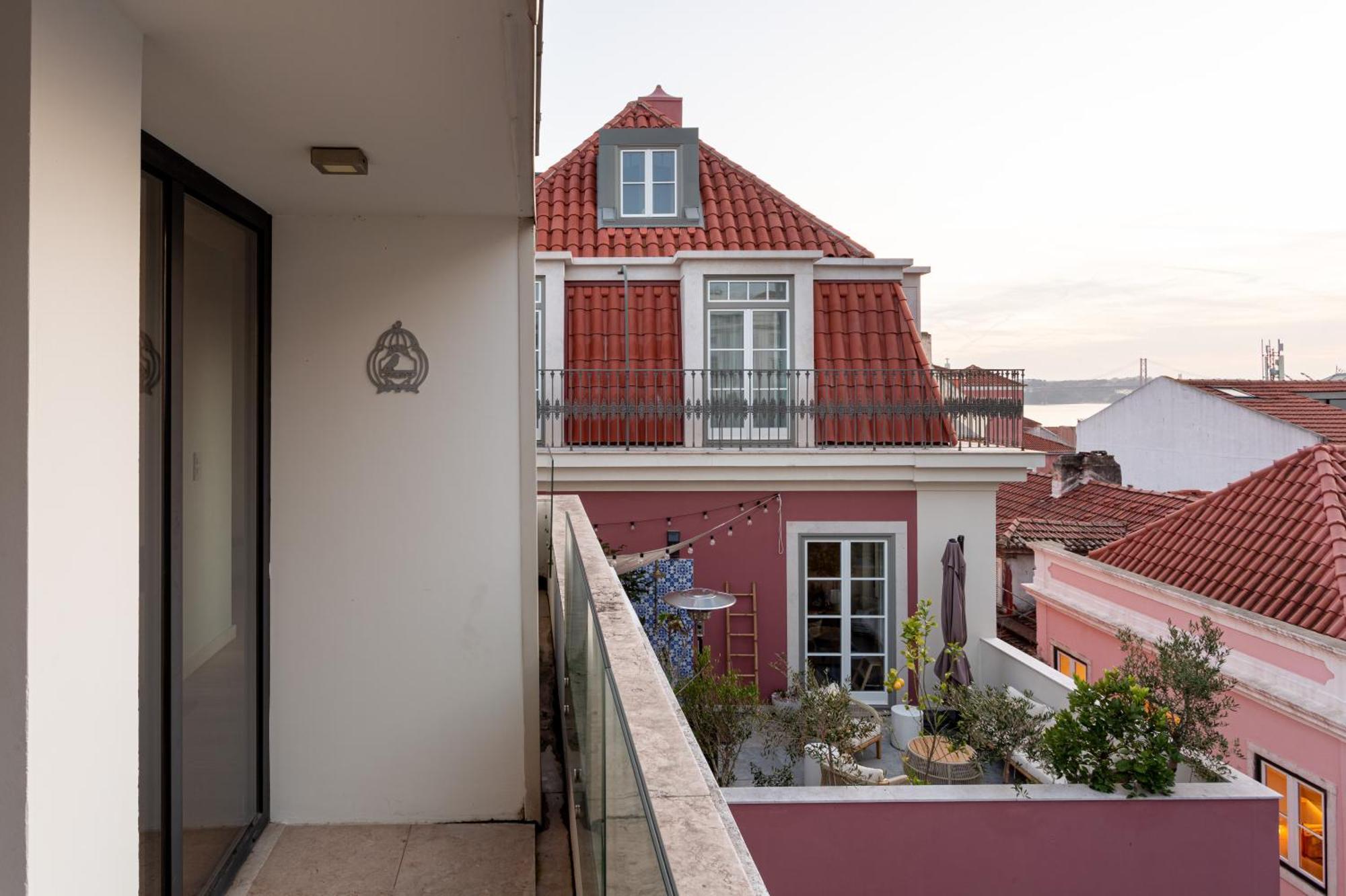 Joivy Bairro Alto 2-br With Large Terrace * Lissabon