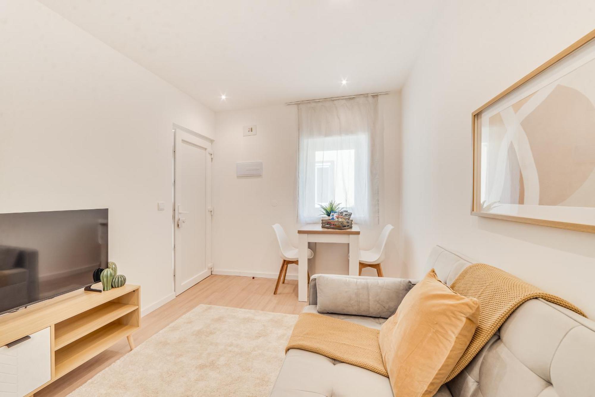 Yellow Charm - Campolide Apartment *