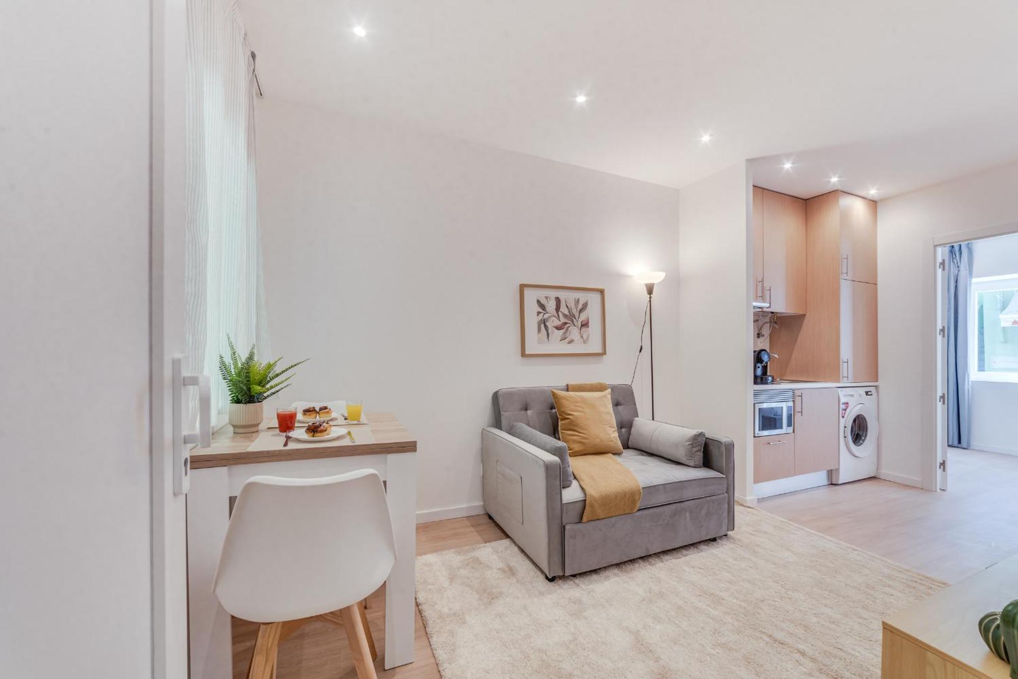 Yellow Charm - Campolide Apartment