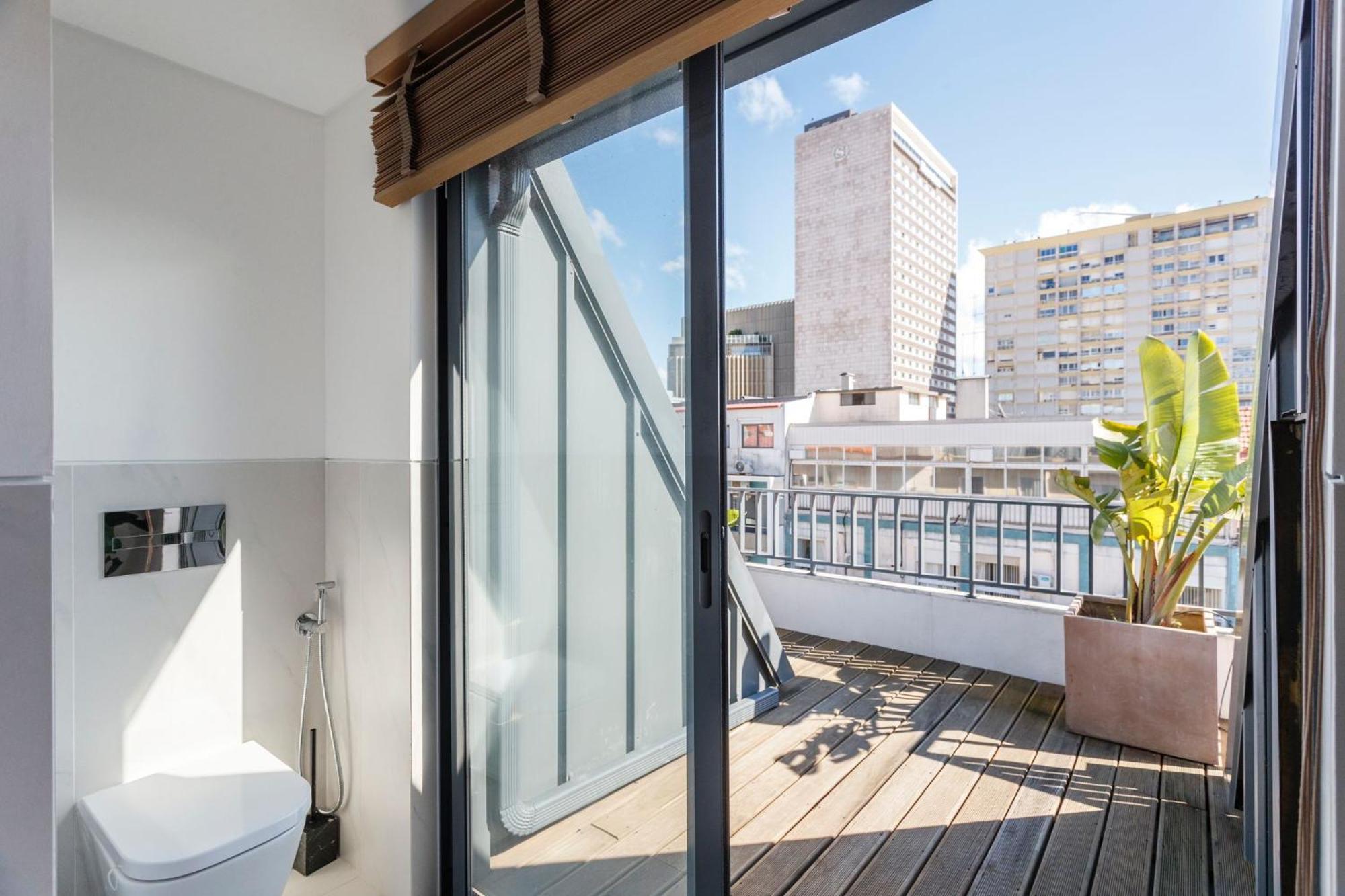 Luxury With Balcony And Shared In The Parque Eduardo Vii Area *