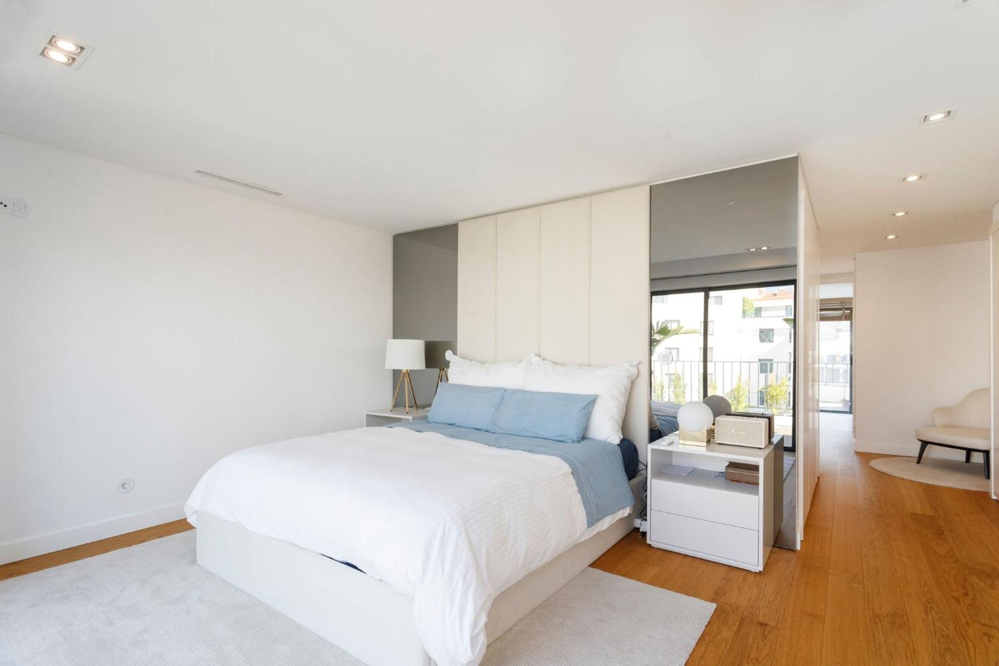 Luxury With Balcony And Shared In The Parque Eduardo Vii Area * Lisbon