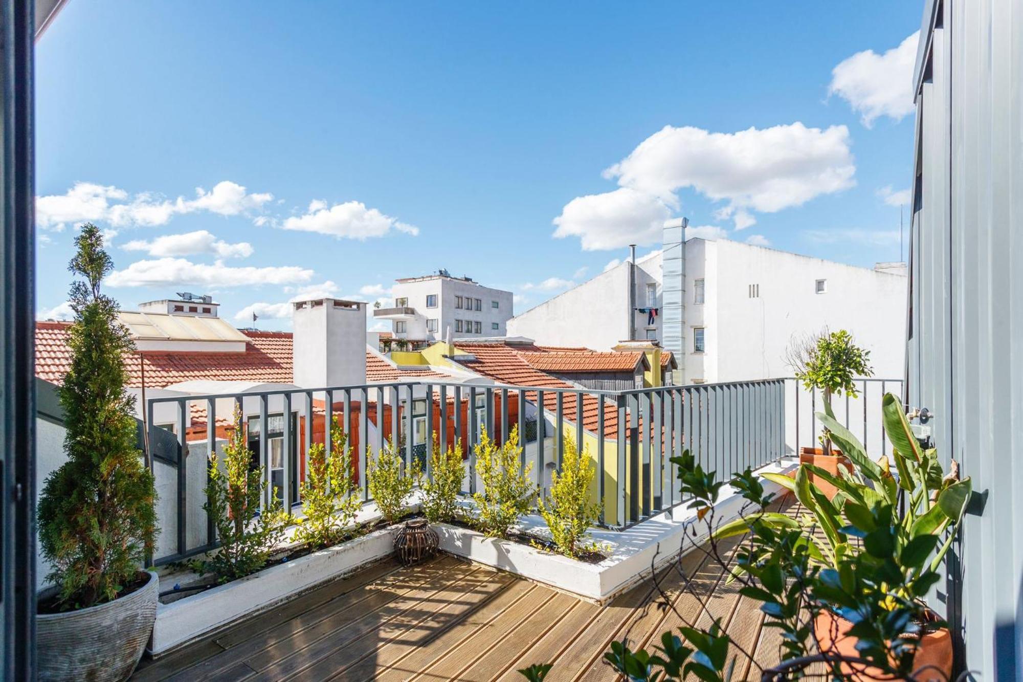 Luxury With Balcony And Shared In The Parque Eduardo Vii Area Lisbon