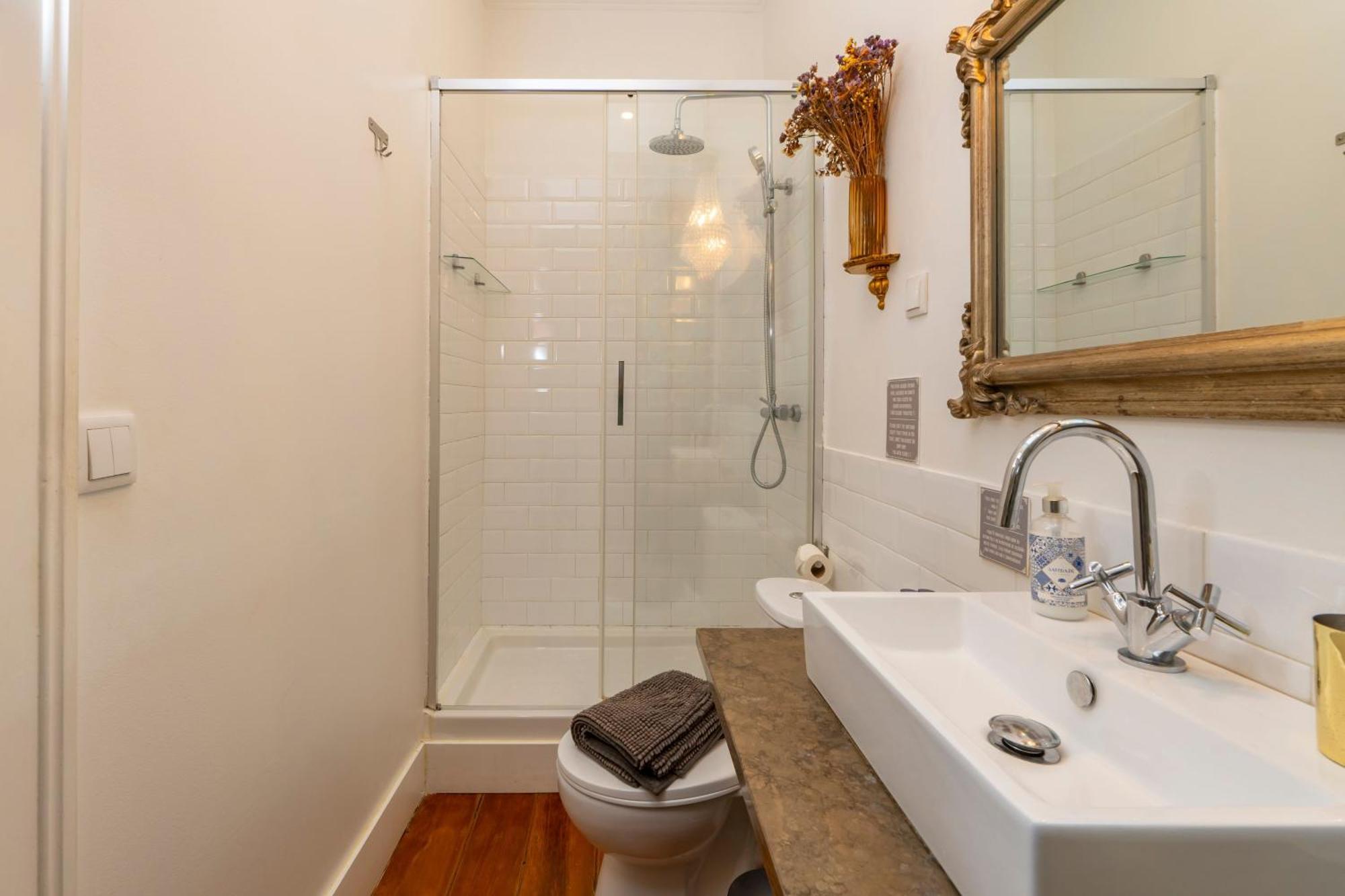Eine Mischung Aus Altem Wort Und Modernem Charme In Appartement Lisboa