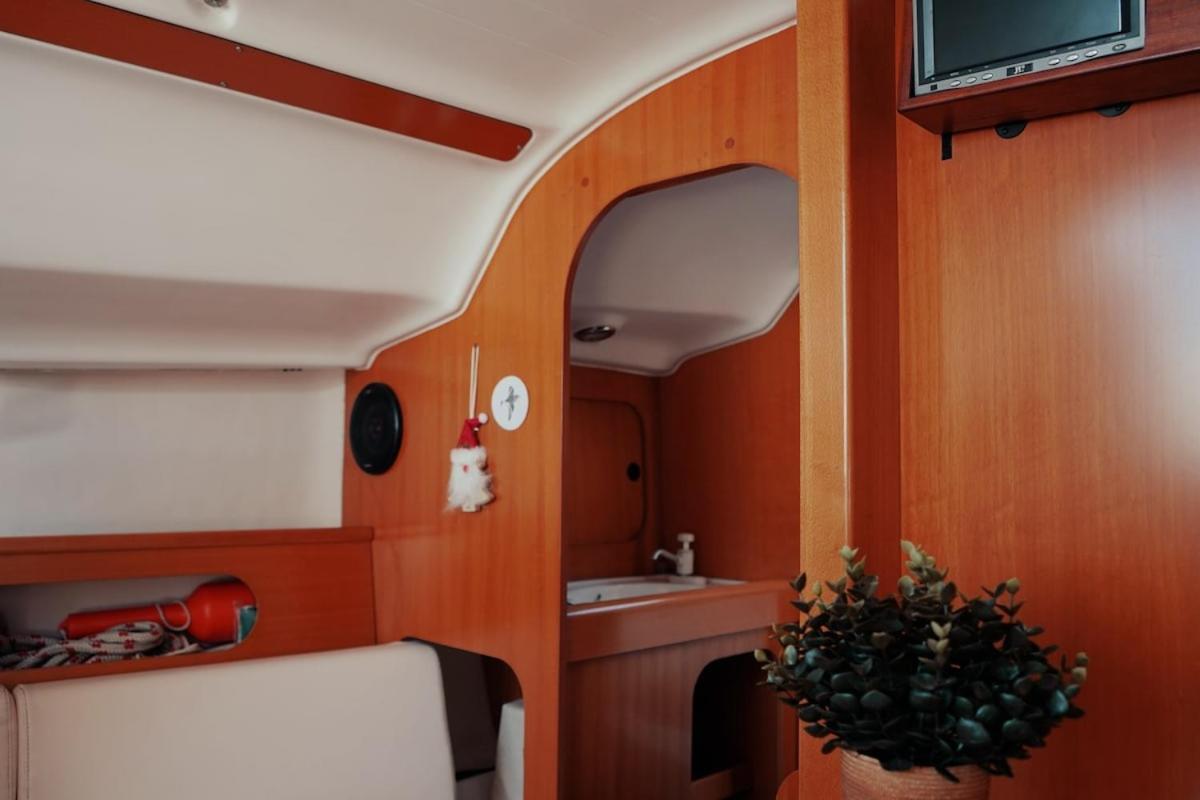 Surfbird Cozy Sailboat Escape * Lisboa