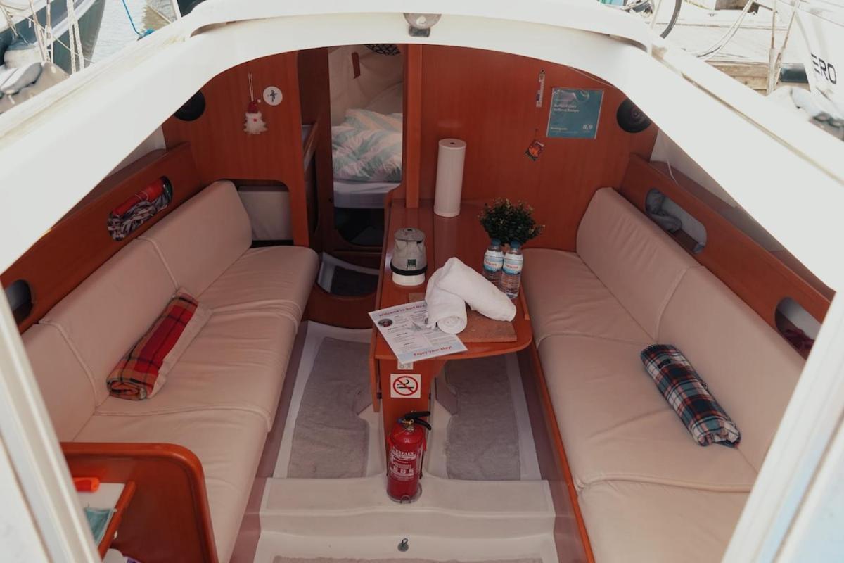 Surfbird Cozy Sailboat Escape Botel