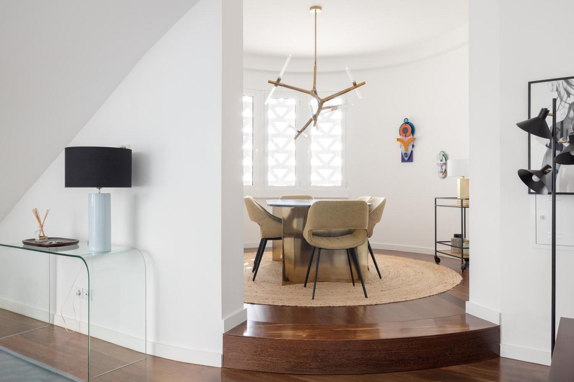 Deco Gem In Center Apartment