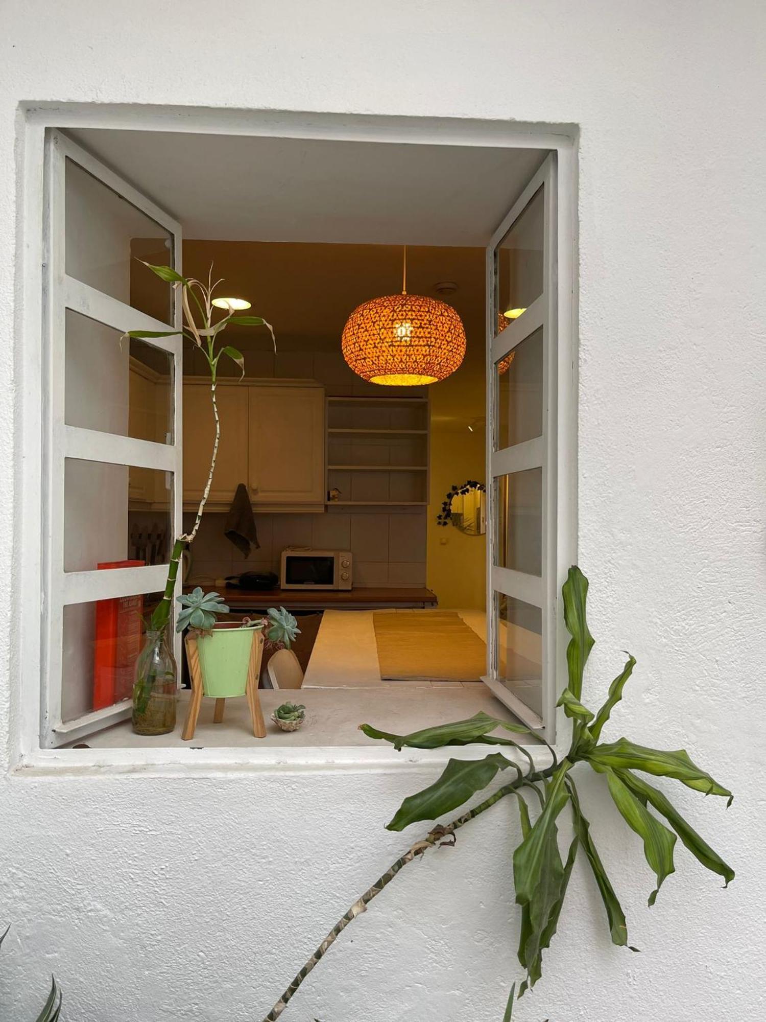 Maison d'hôtes Shared With Bright Private Patio In
