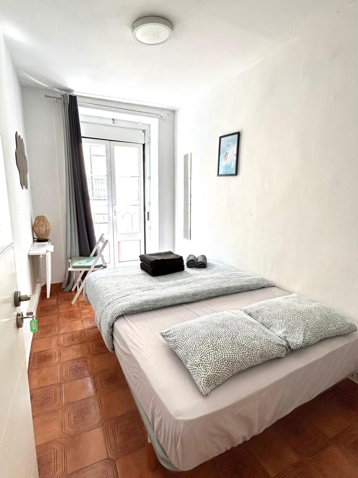 Maison d'hôtes Shared With Bright Private Patio In *