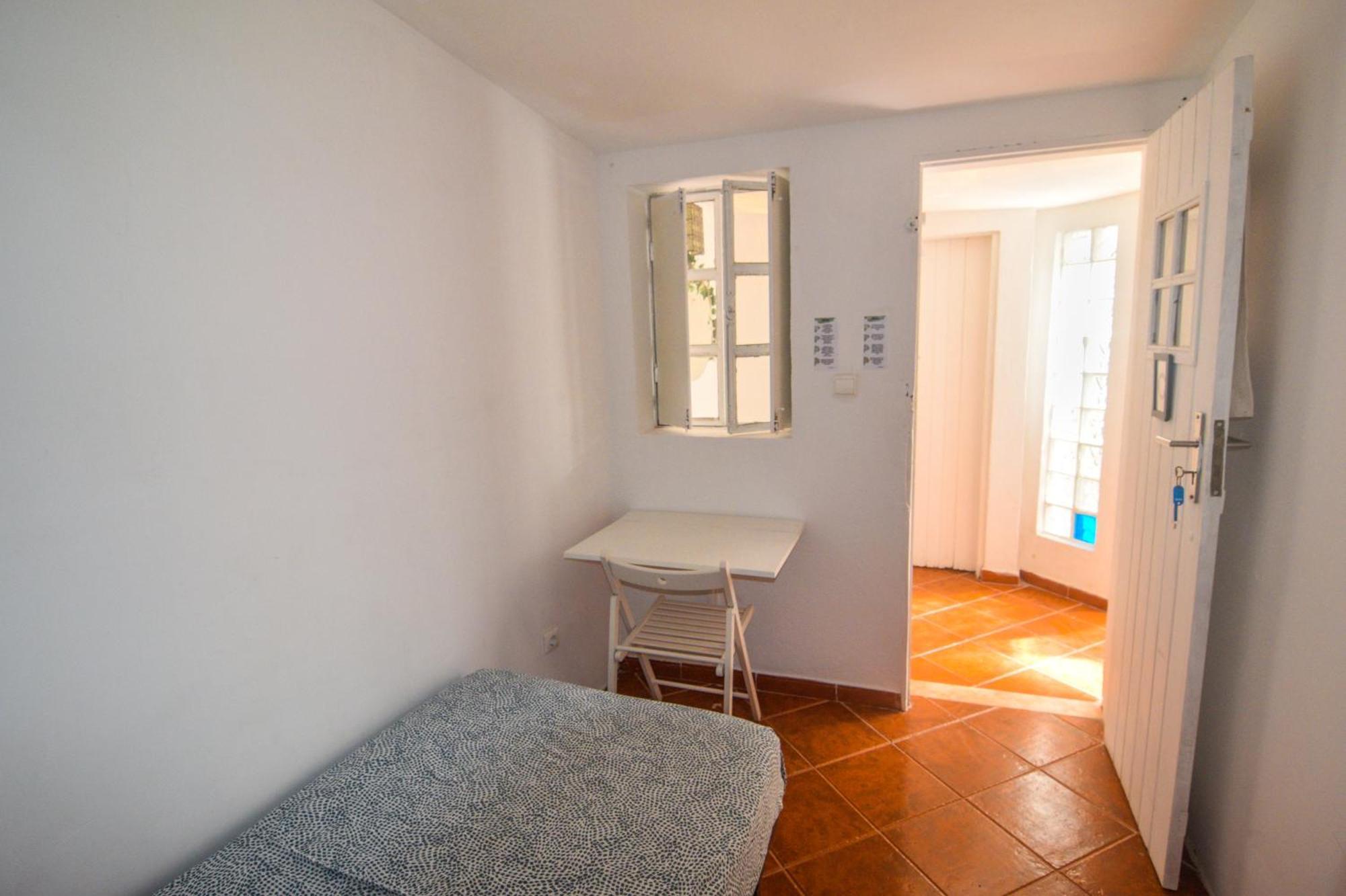 Shared With Bright Private Patio In Maison d'hôtes Lisboa