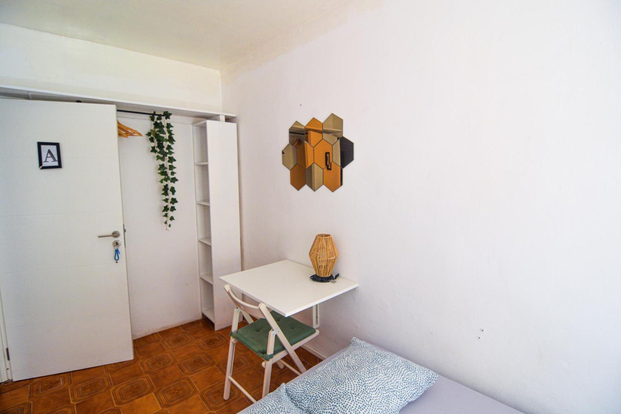Shared With Bright Private Patio In Maison d'hôtes Lisboa