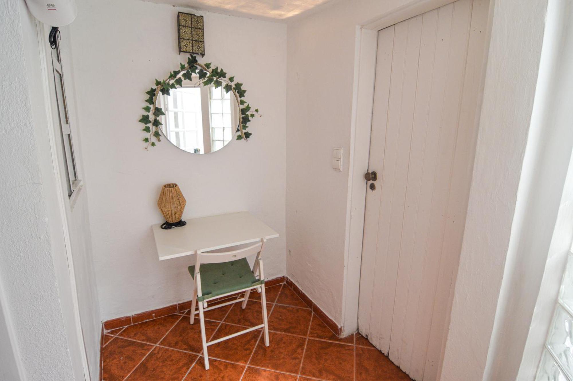 Shared With Bright Private Patio In Maison d'hôtes