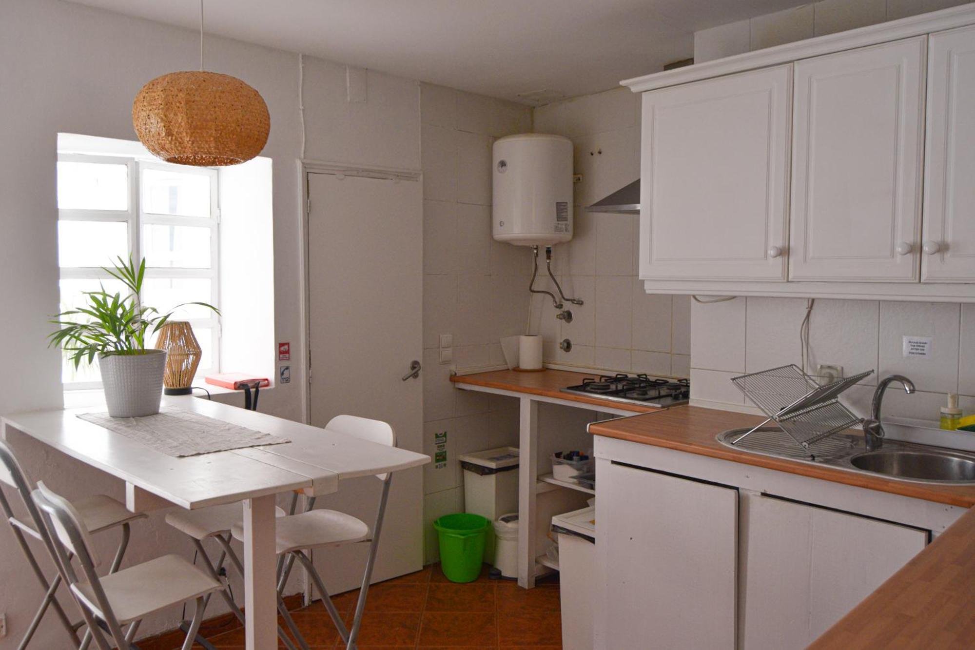 Shared With Bright Private Patio In Maison d'hôtes Lisboa