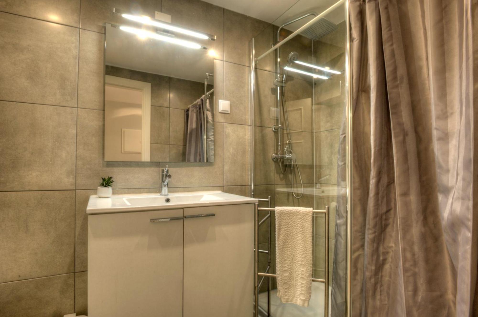 Appartement Fuer 13 Personenund 1 Kind In Lissabon, Regiao De Costa De