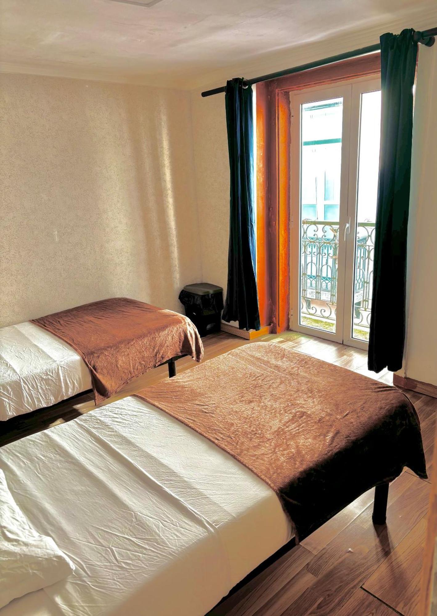 Maison d'hôtes In - 7lisbon Downtown Private Bedroom With Balcony Lisboa