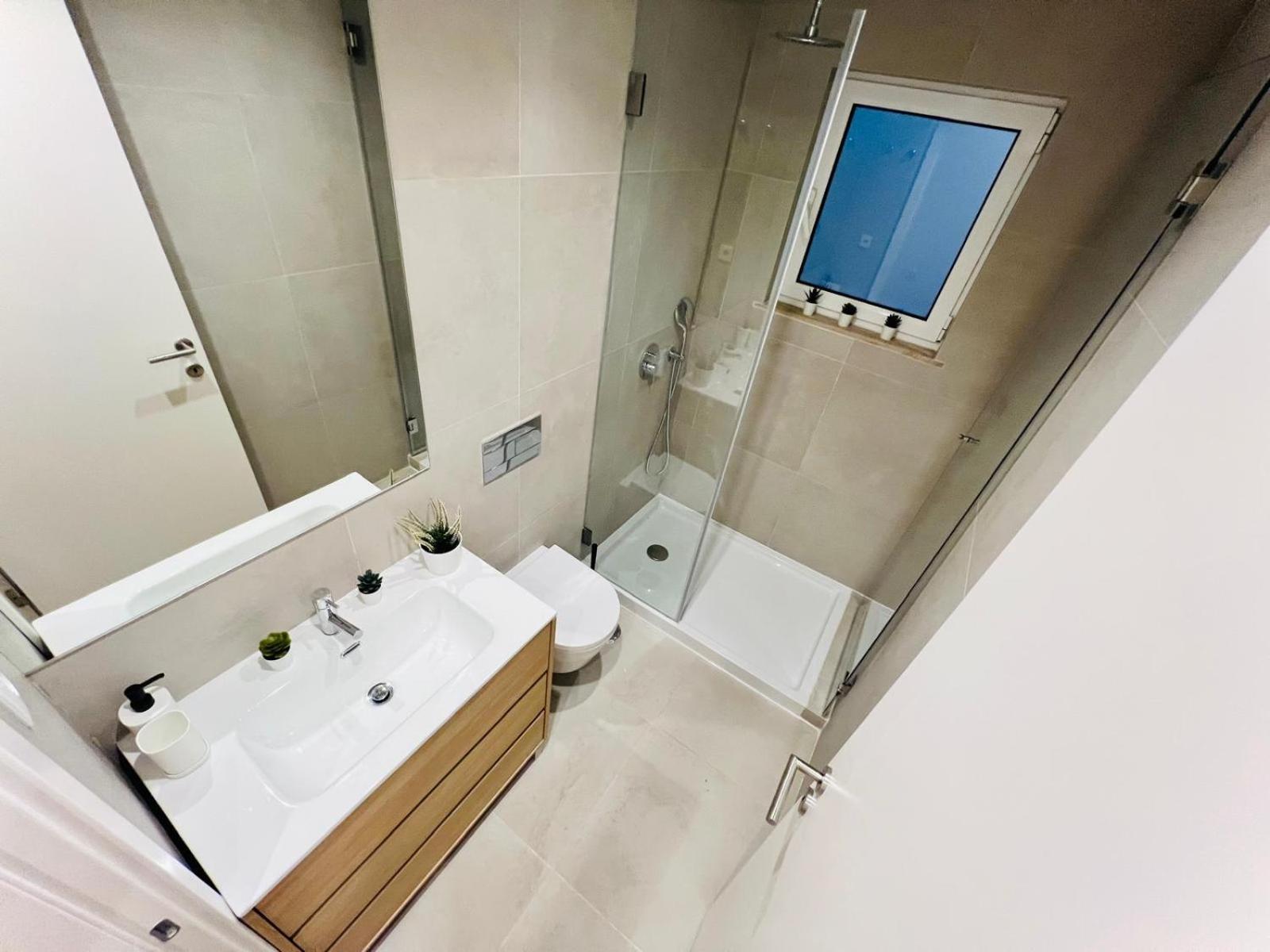 Luxury Rooms, Location For Tourists Hostel Lissabon