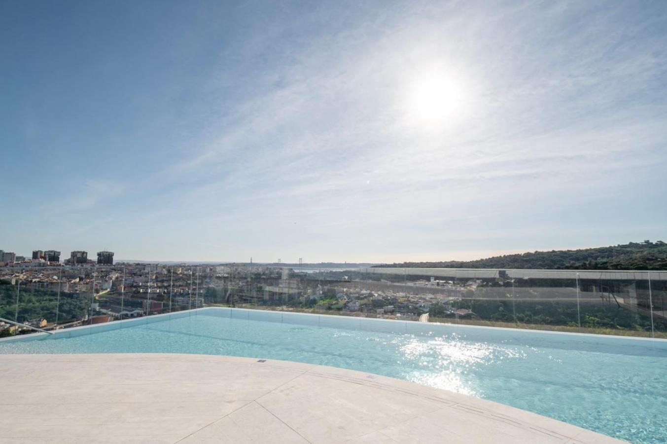 Saudade - 1 Bedroom And Shared Pool In Campolide Appartement