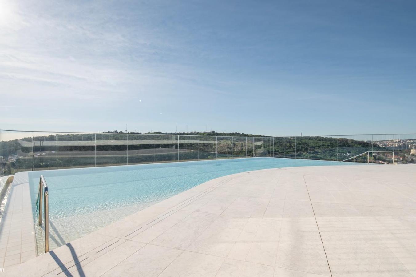 Saudade - 1 Bedroom And Shared Pool In Campolide Appartement