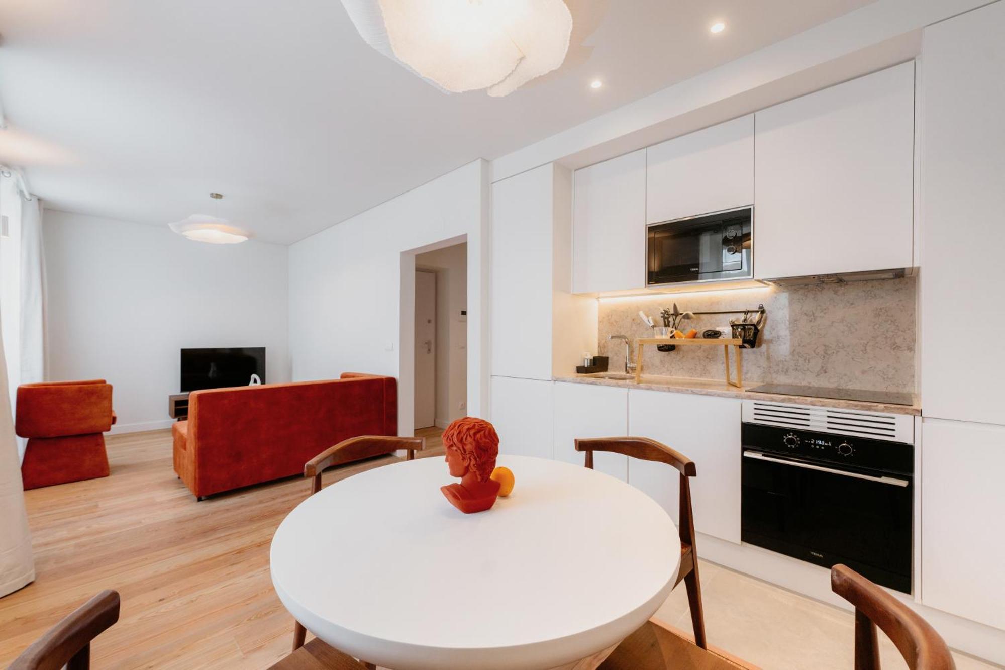 Mary Orange - No 236 1e - Sophisticated Two-bedroom Getaway Apartment *