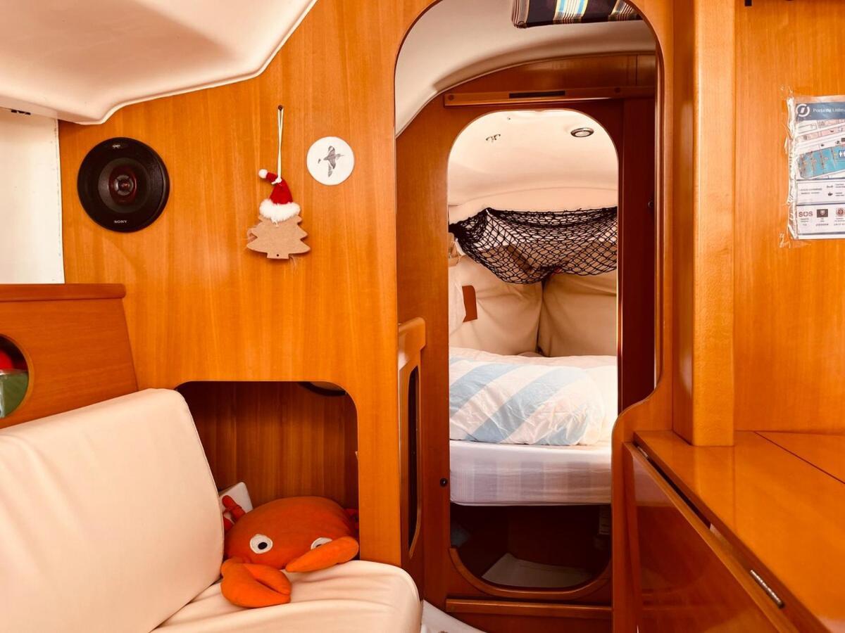 Surfbird Cozy Sailboat Escape Botel