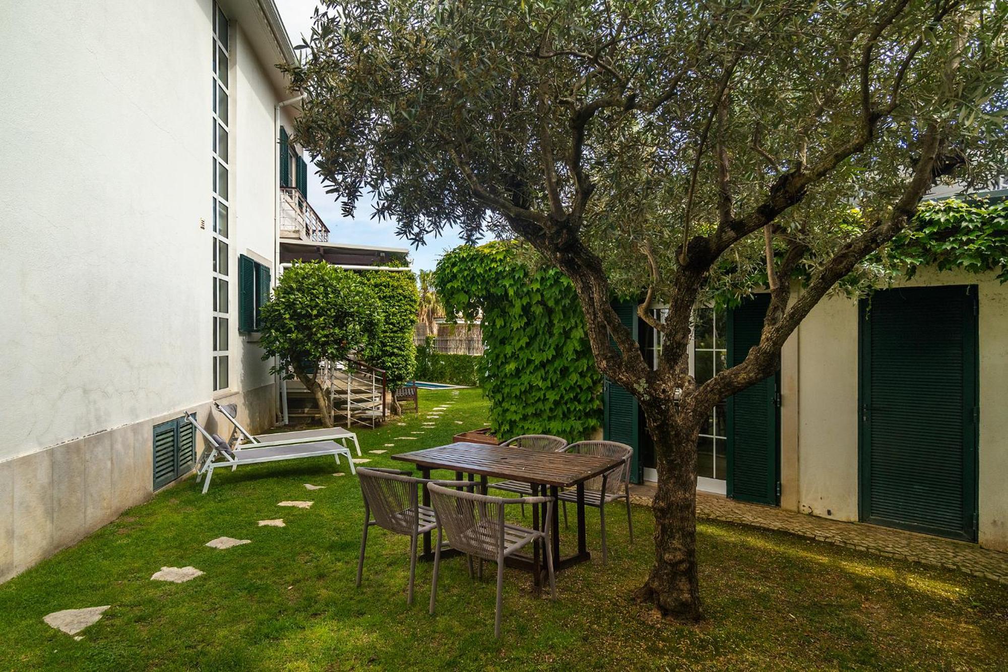 Whome With Shared Garden & Pool *