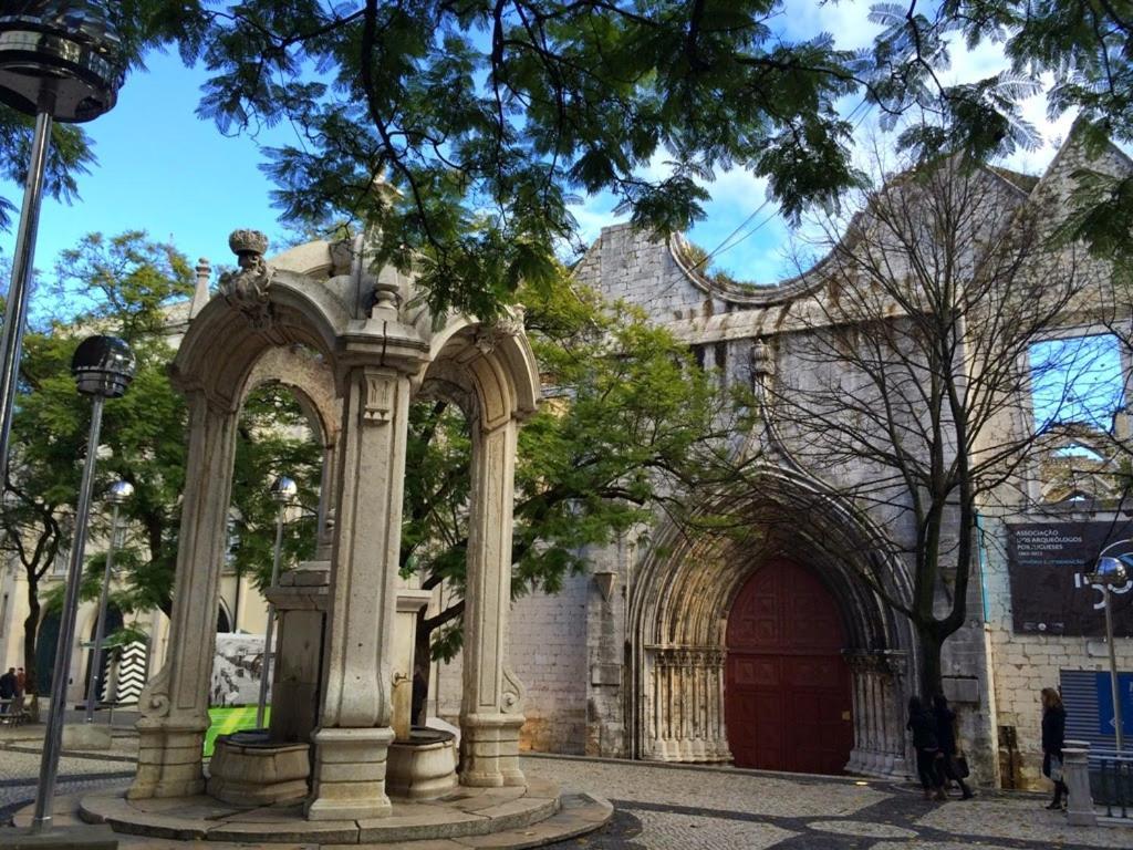 With Three Bedroom In Historic Largo Do Carmo Lissabon