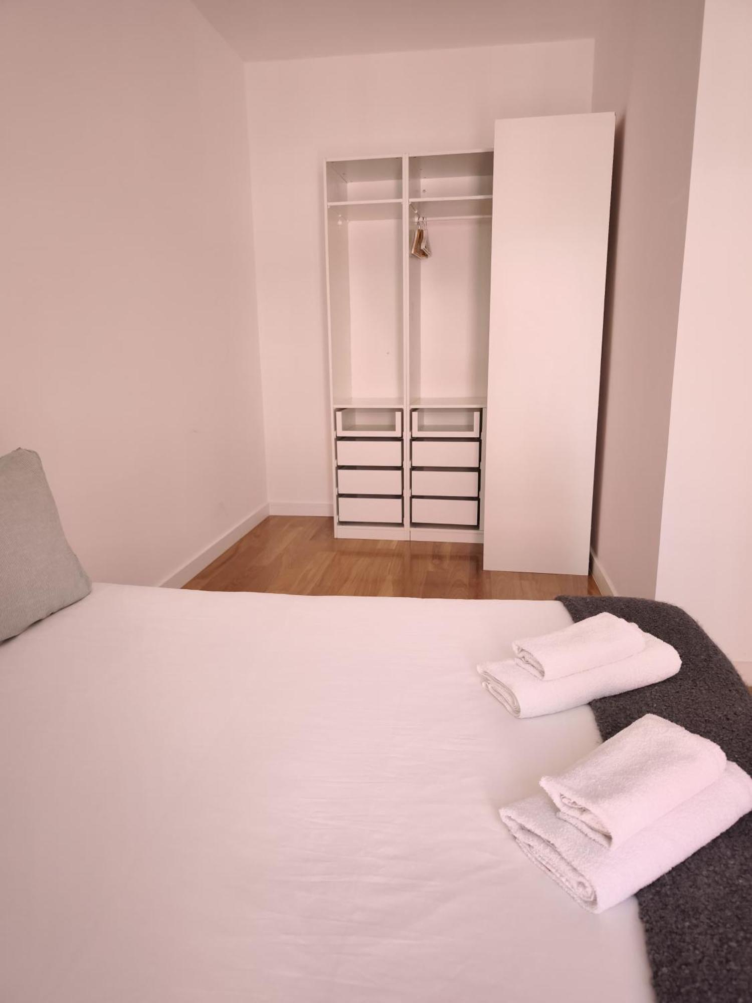 With Three Bedroom In Historic Largo Do Carmo * Lissabon