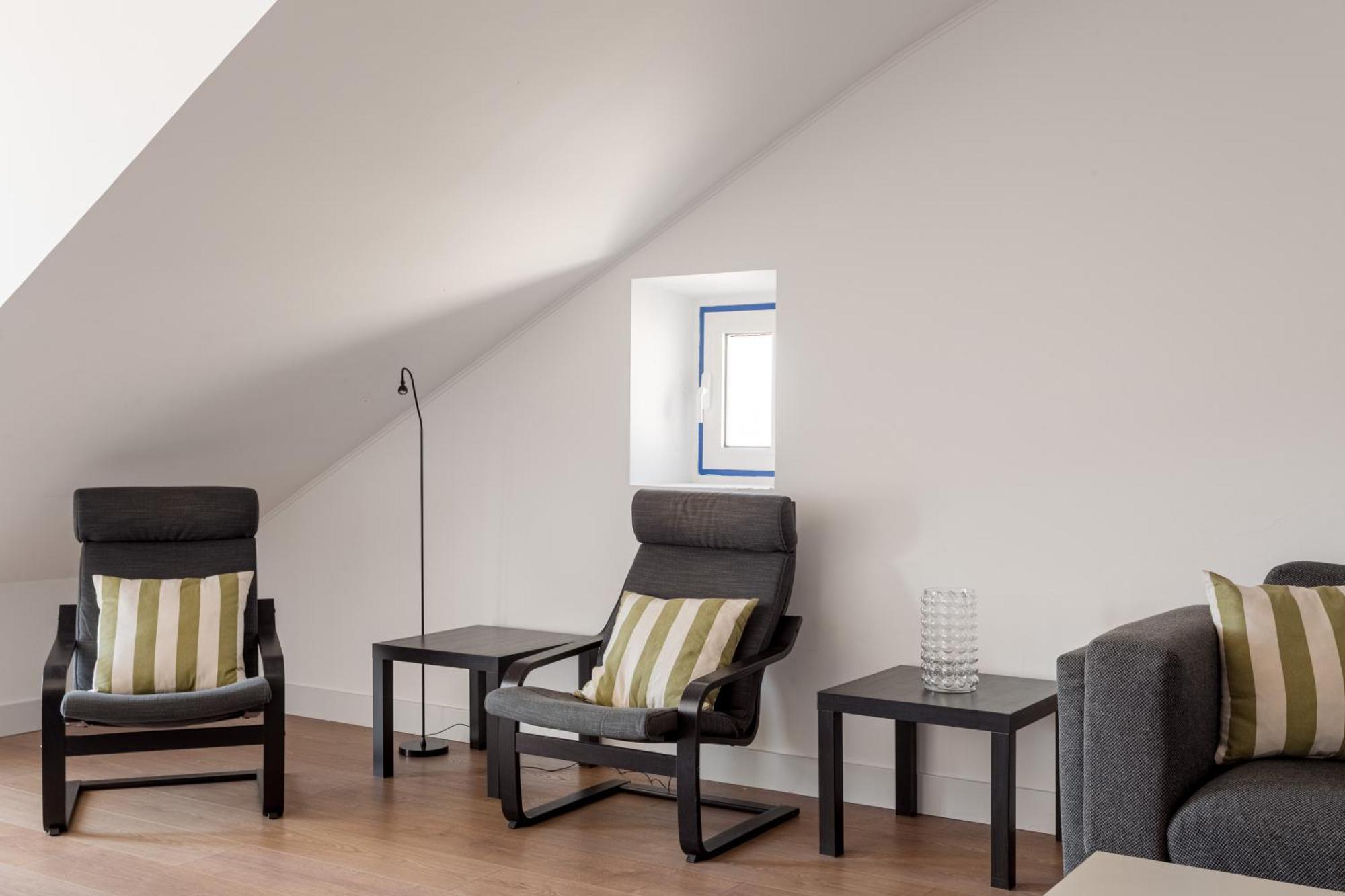 Joivy Modern Flat With River View Near Bica Elevator Appartement