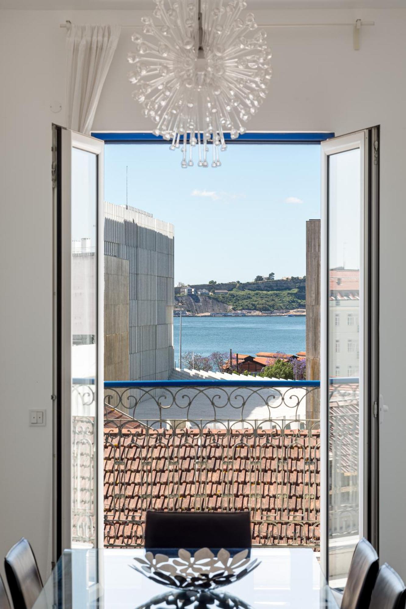 Joivy Modern Flat With River View Near Bica Elevator Lissabon
