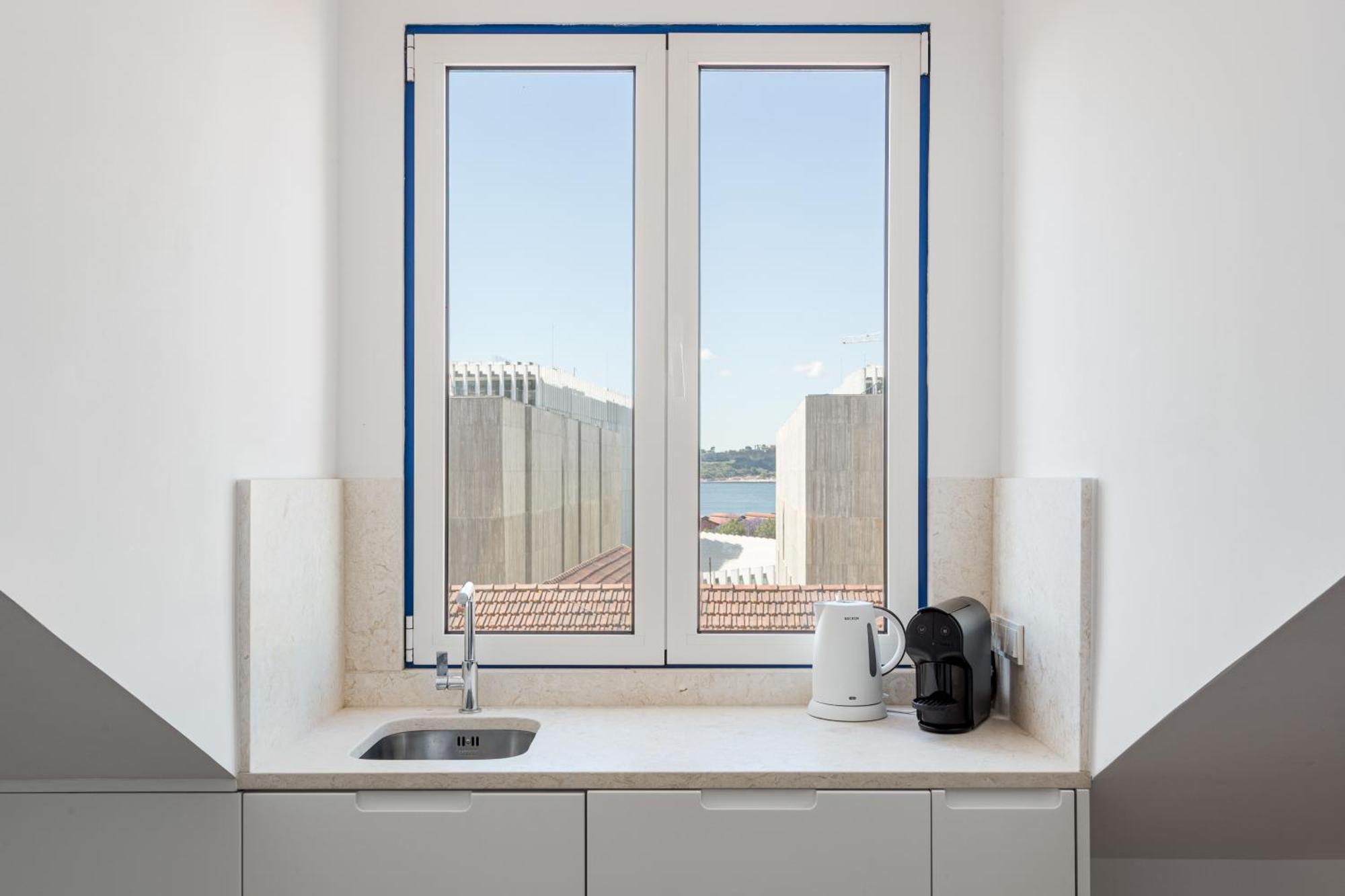 Joivy Modern Flat With River View Near Bica Elevator Appartement