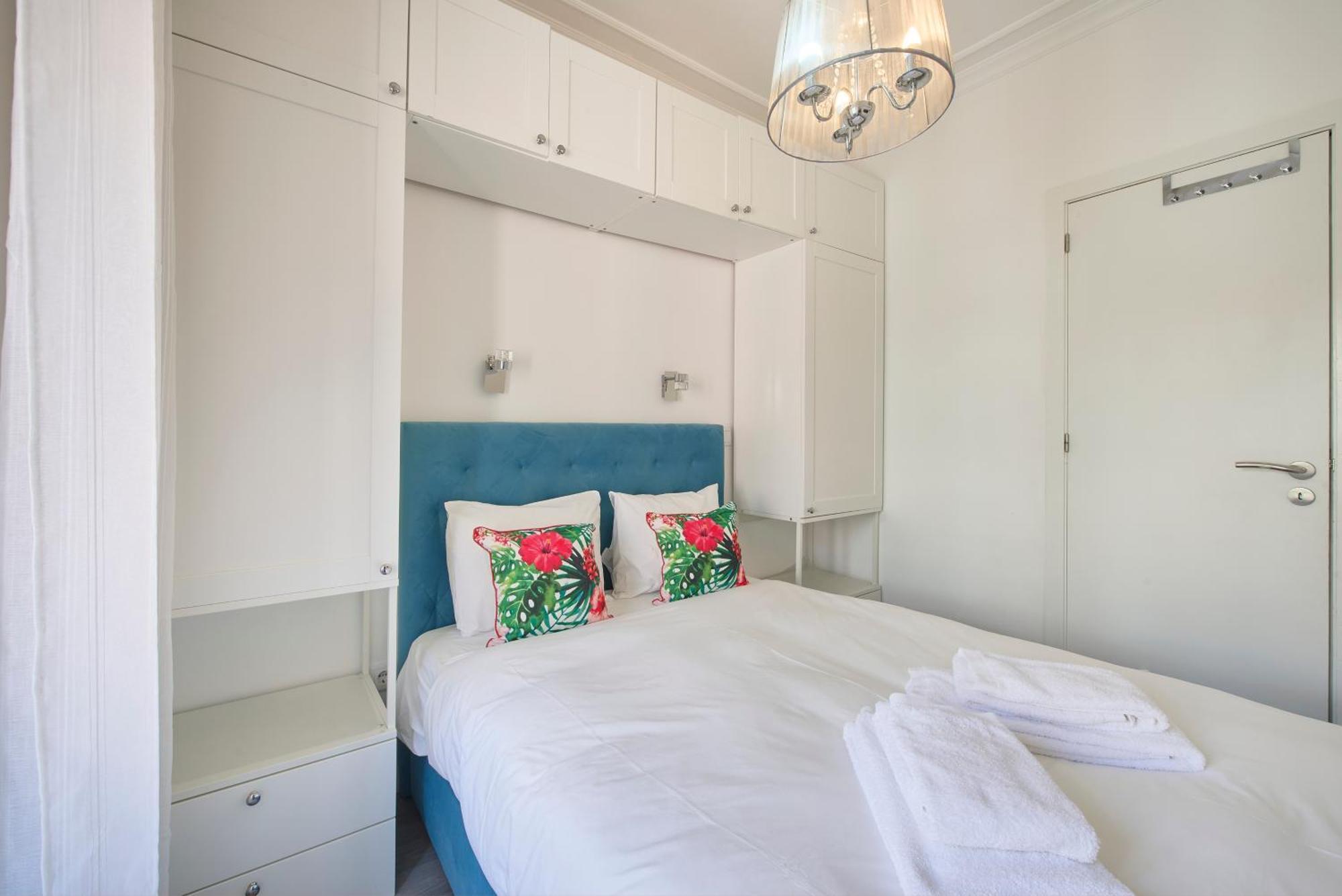 New 3 Bedroom Flat With River On Sight @alameda Apartment