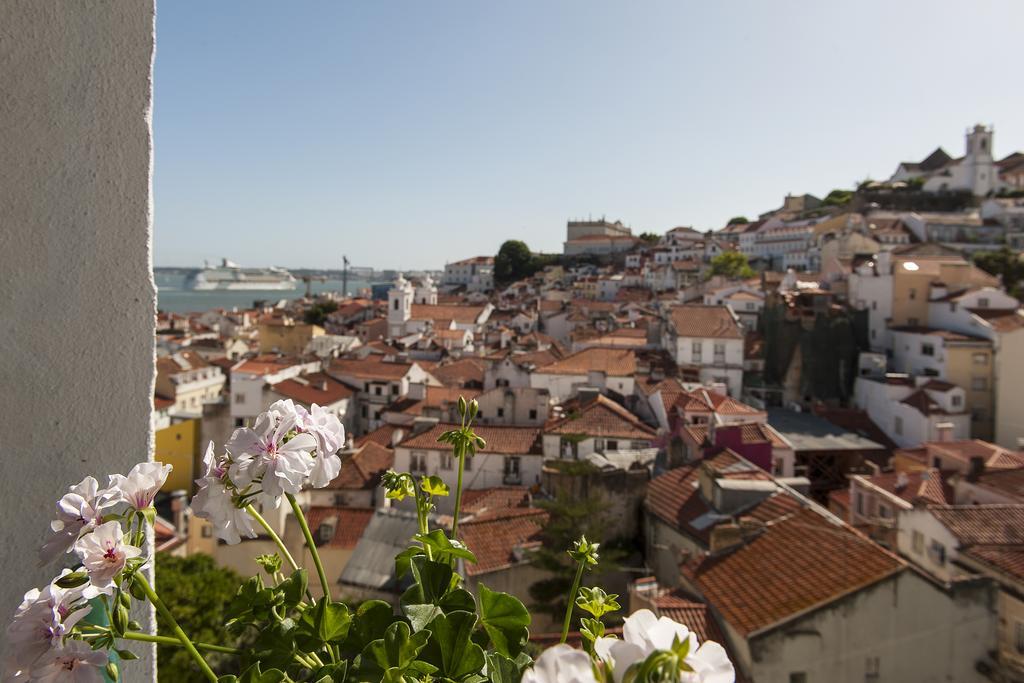Alfama - St Estevão Viewpoint | Cheese&wine * Lissabon