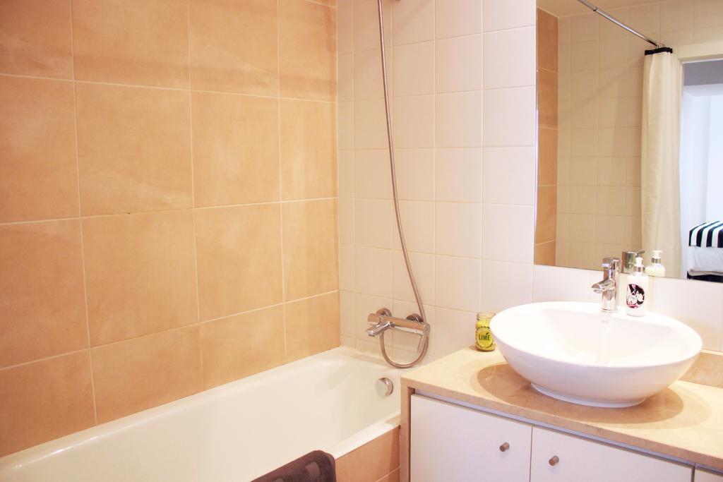 Altido Modern 1-bed With Terrace, Moments From São Bento Palace
