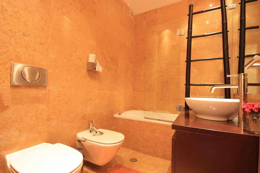 Myplace - - Camoes