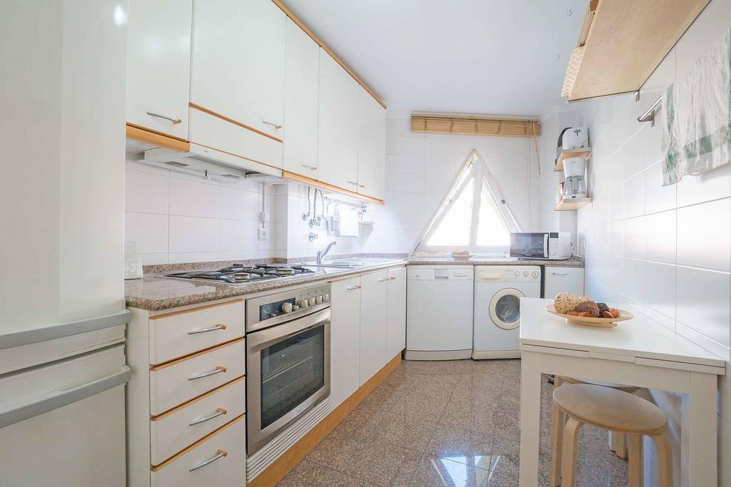 1-minute Walk To The Metro And 2 To The Supermarket Appartement Lisboa